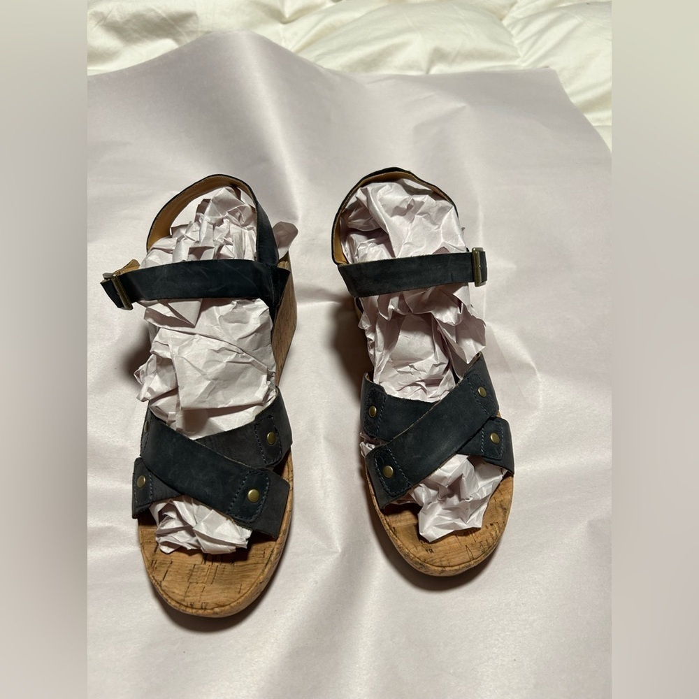Korks navy wedges sz 10, great with jeans, denim color, lightweight, cute, sexy - Picture 6 of 8
